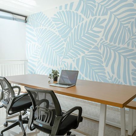 Bali Bustle Pararaton Coliving And Coworking Space Legian Kültér fotó