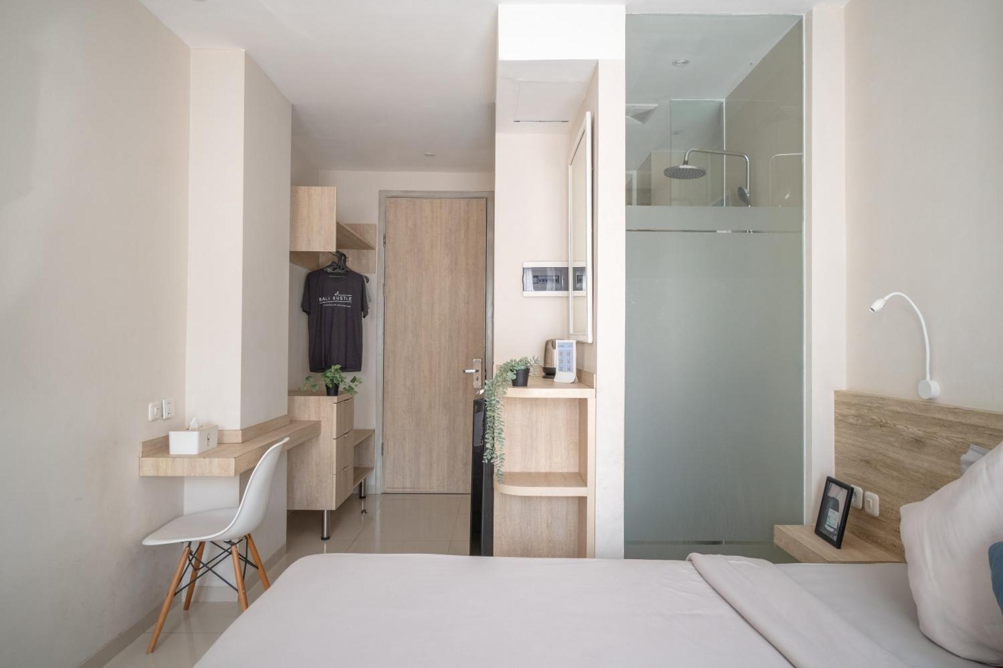 Bali Bustle Pararaton Coliving And Coworking Space Legian Kültér fotó