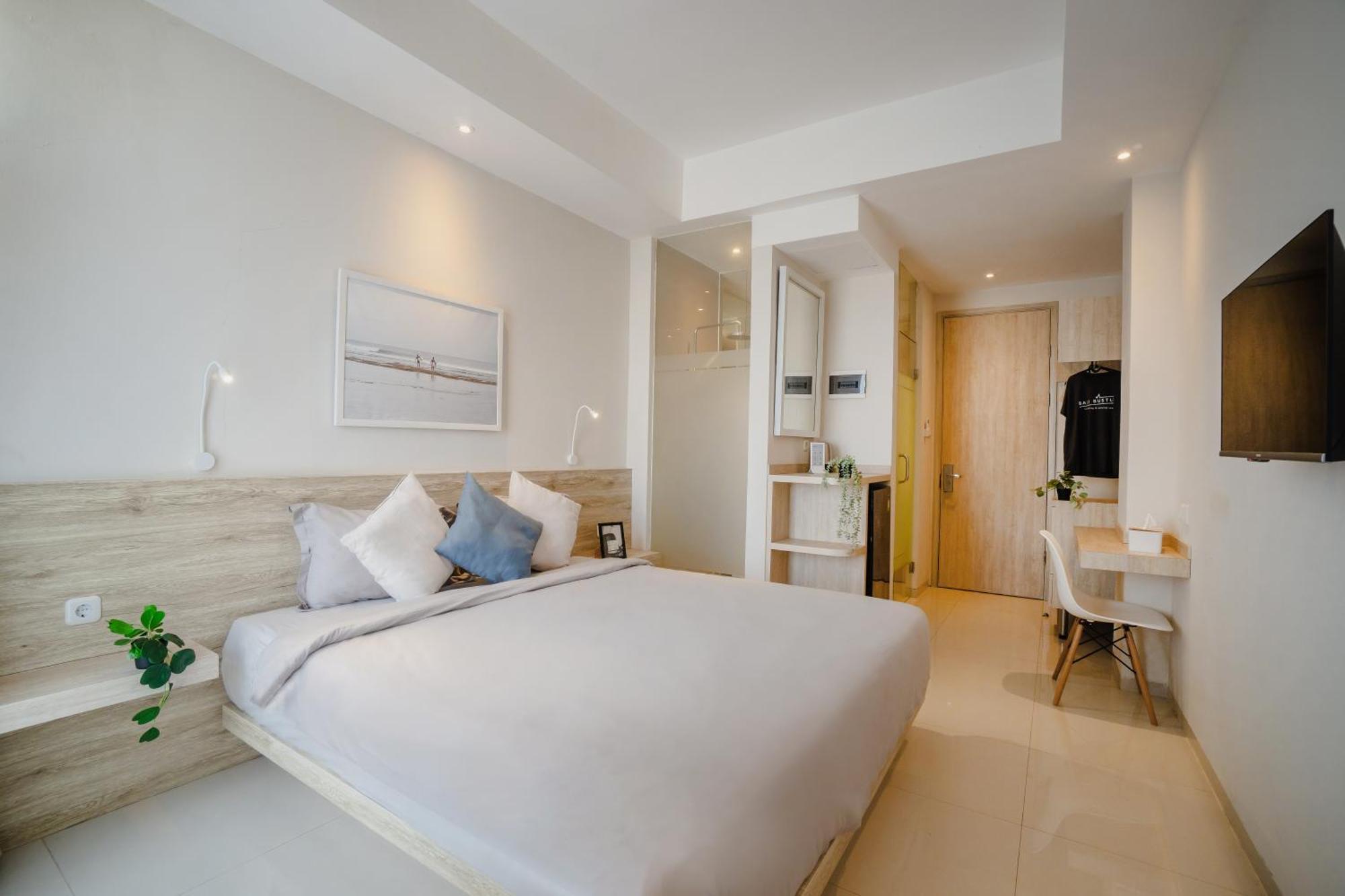 Bali Bustle Pararaton Coliving And Coworking Space Legian Kültér fotó