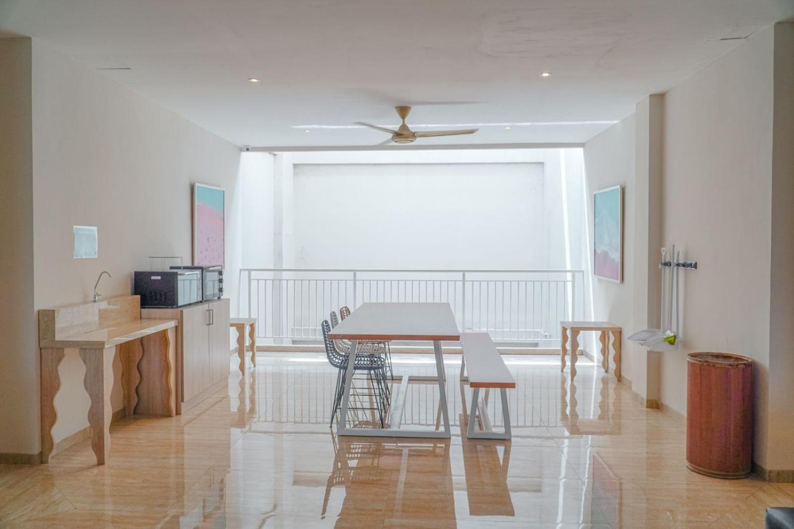 Bali Bustle Pararaton Coliving And Coworking Space Legian Kültér fotó